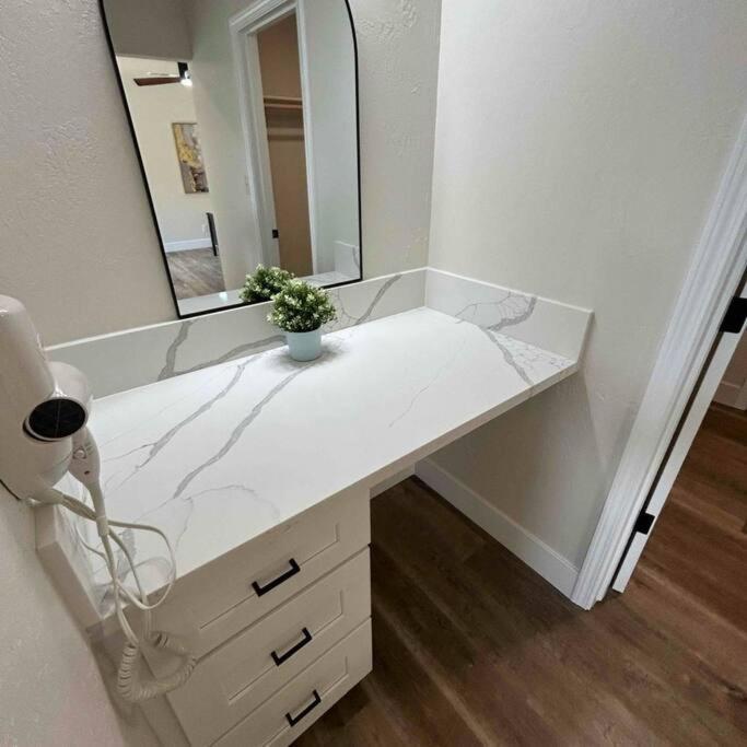 In The City: 4br Retreat W Pool * Fresno