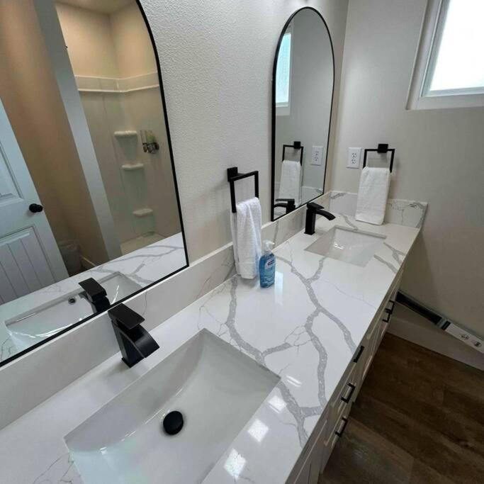 In The City: 4br Retreat W Pool Fresno
